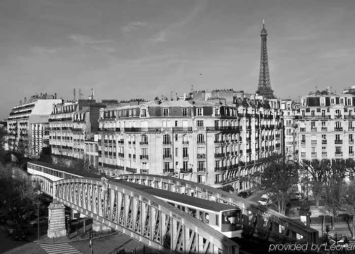 Отель First Tour Eiffel