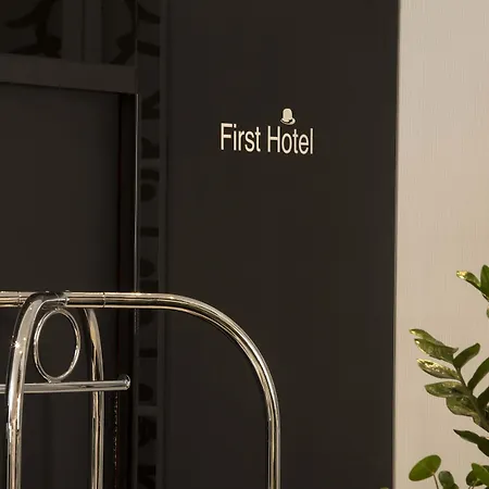 First Tour Eiffel Parigi