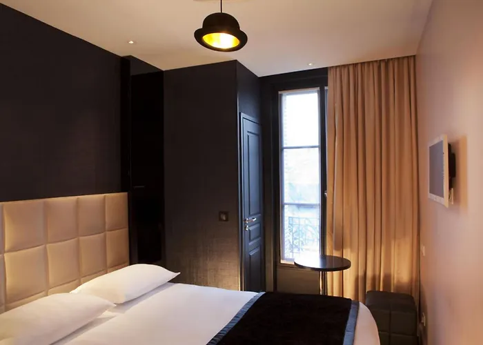 Hotel First Tour Eiffel 4*