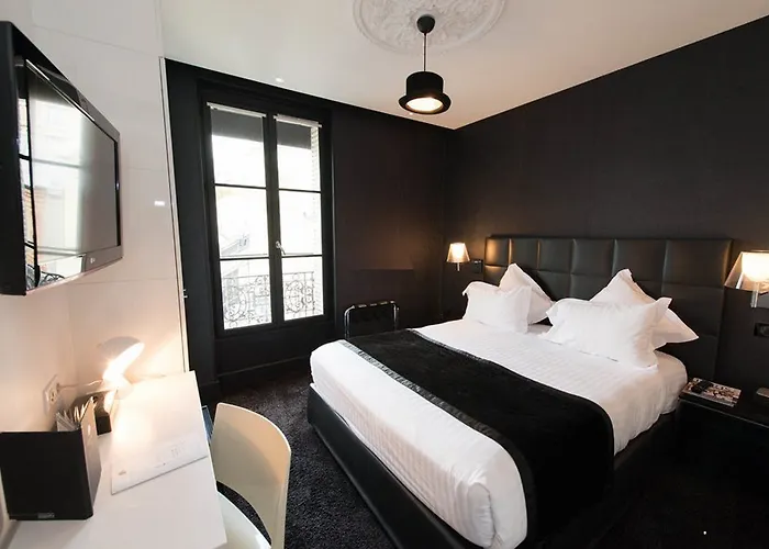 First Tour Eiffel Hotel