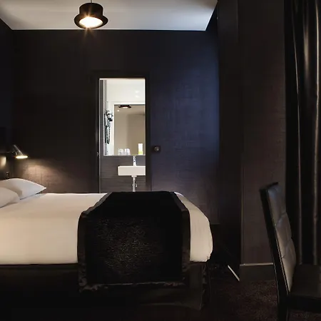 Hotel First Tour Eiffel 4*