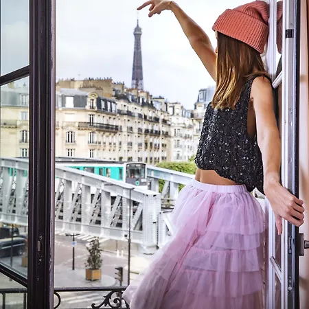 First Tour Eiffel Paryż