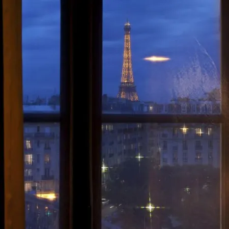 First Tour Eiffel Hotel Paryż
