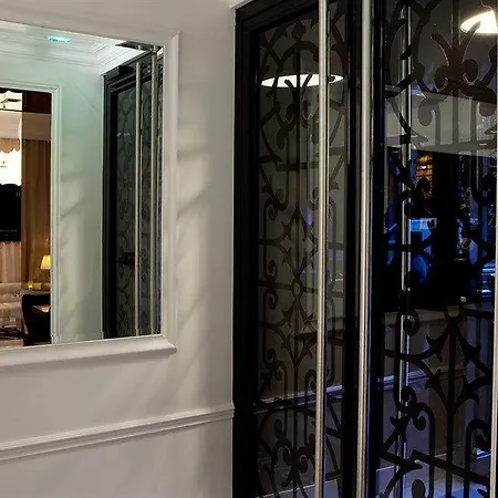 First Tour Eiffel Otel