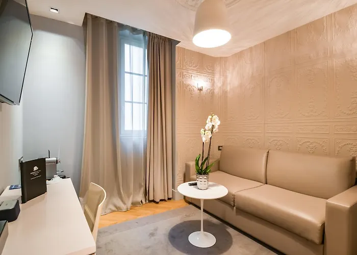 Hotel First Tour Eiffel 4*